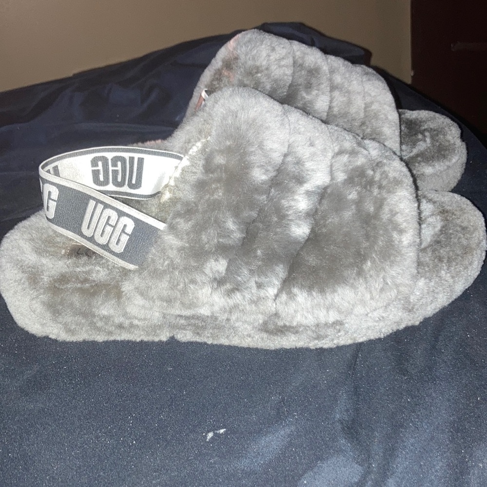 I’m selling ugg slides I wore once or twice - Picture 4 of 4